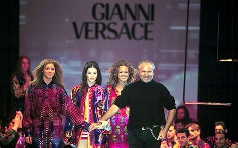 come è morto versace|Venticinque anni senza Gianni Versace, l’imperatore della moda..